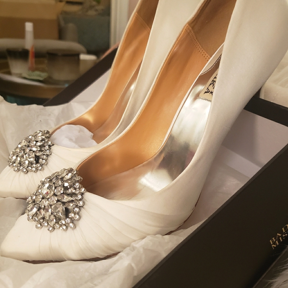 Badgley Mischka Like New Satin Pegasis Pumps, Sz 9 - Picture 8 of 14